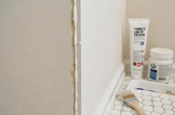 Comparaison entre un joint acrylique brut et un joint acrylique peint en blanc mat sur un mur de salle de bain